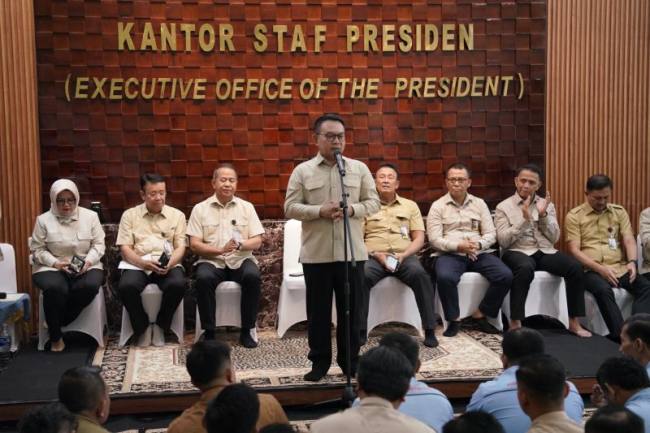 Kepala Staf Kepresidenan, Jenderal TNI (Purn) Dudung Abdurachman memberikan arahan dalam kepada seluruh pelaksana tugas deputi, tenaga profesional, dan sekretariat KSP di Gedung Bina Graha, Kompleks Istana Kepresidenan, Jakarta, Selasa (14/7/2026). (Foto: HO-KSP)
