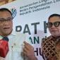 Menteri LH M Jumhur Hidayat (kiri) memberi keterangan pada media usai membuka Rapat Kerja Pencegahan dan Antisipasi Kebakaran Hutan dan Lahan pada Ekosistem Gambut di Jakarta, Jumat (10/7/2026). (Foto: Antara/Lintang Budiyanti P)
