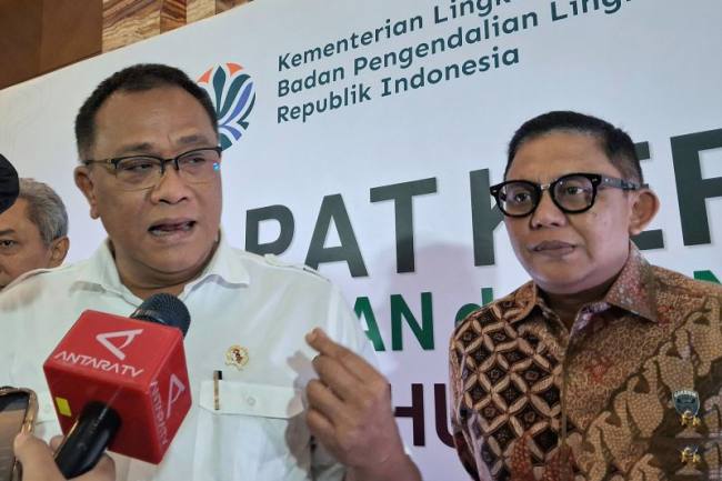 Menteri LH M Jumhur Hidayat (kiri) memberi keterangan pada media usai membuka Rapat Kerja Pencegahan dan Antisipasi Kebakaran Hutan dan Lahan pada Ekosistem Gambut di Jakarta, Jumat (10/7/2026). (Foto: Antara/Lintang Budiyanti P)

