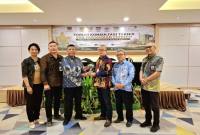 Sekda M. Syarifuddin (ketiga dari kanan) menerima cinderamata. Foto : istimewa