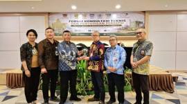Sekda M. Syarifuddin (ketiga dari kanan) menerima cinderamata. Foto : istimewa