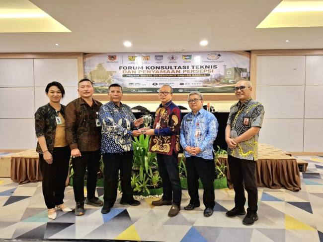 Sekda M. Syarifuddin (ketiga dari kanan) menerima cinderamata. Foto : istimewa