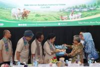 Asisten Perkonomian dan Pembangunan Kalsel perkenalkan Kalsel dengan DPR RI melalui sebuah buku. Foto : istimewa