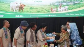 Asisten Perkonomian dan Pembangunan Kalsel perkenalkan Kalsel dengan DPR RI melalui sebuah buku. Foto : istimewa