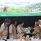 Asisten Perkonomian dan Pembangunan Kalsel perkenalkan Kalsel dengan DPR RI melalui sebuah buku. Foto : istimewa