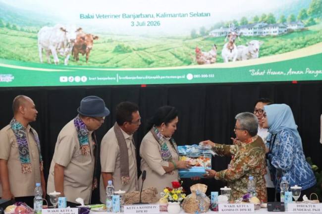 Asisten Perkonomian dan Pembangunan Kalsel perkenalkan Kalsel dengan DPR RI melalui sebuah buku. Foto : istimewa