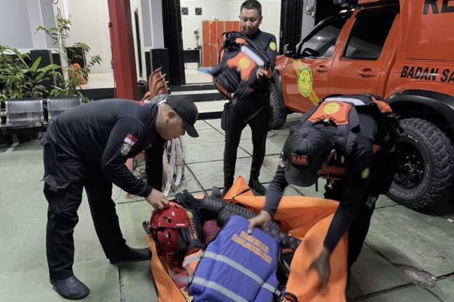 Tim SAR menyiapkan peralatan untuk melakukan pencarian terhadap seorang bocah yang diduga diterkam buaya di Sungai Kupang, Kabupaten Kotabaru, Kalimantan Selatan, Selasa (14/7/2026). (Foto: HO-Tim SAR)