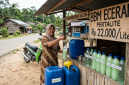 Foto Ilustrasi penjual bensin eceran. (Foto: SI/UT/@Gemini.Ai)