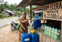 Foto Ilustrasi penjual bensin eceran. (Foto: SI/UT/@Gemini.Ai)