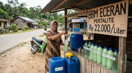 Foto Ilustrasi penjual bensin eceran. (Foto: SI/UT/@Gemini.Ai)