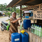 Foto Ilustrasi penjual bensin eceran. (Foto: SI/UT/@Gemini.Ai)