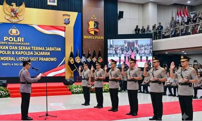 Kapolri Jenderal Listyo Sigit Prabowo resmi melantik enam Kapolda dan Kepala Korps Lalu Lintas (Kakorlantas), dan Kapuslitbang Polri. (Foto: Istimewa)