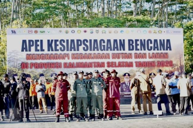 Jajaran Dishut Kalsel mengikuti Apel Kesiapsiagaan Bencana Karhutla Tahun 2026 di Banjarbaru, Kalimantan Selatan, Senin (6/7/2026). (Foto: HO-Dishut Kalsel)