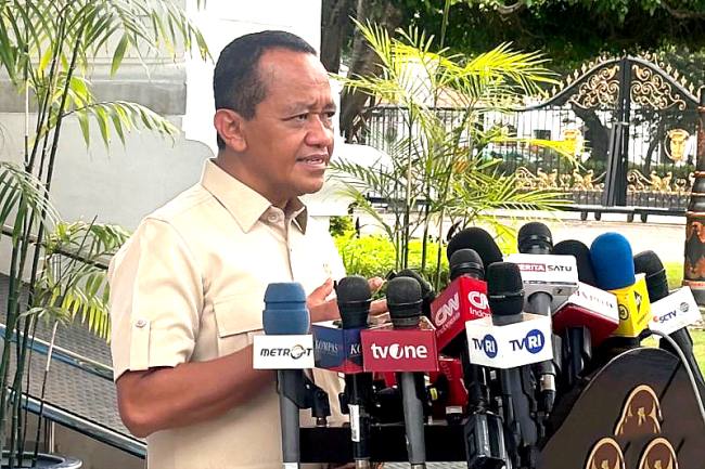 Menteri Energi dan Sumber Daya Mineral (ESDM) Bahlil Lahadalia memberikan keterangan media di Kompleks Istana Kepresidenan, Jakarta, Selasa (28/7/2026). (Foto: Antara/Genta Tenri M)