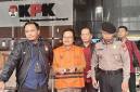 Mantan Sekretaris Jenderal MPR RI Ma'ruf Cahyono (kedua kiri) berjalan menuju mobil tahanan setelah menjalani pemeriksaan di Gedung Merah Putih KPK, Jakarta, Kamis (9/7/2026). (Foto: Antara/Rio Feisal)