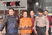 Mantan Sekretaris Jenderal MPR RI Ma'ruf Cahyono (kedua kiri) berjalan menuju mobil tahanan setelah menjalani pemeriksaan di Gedung Merah Putih KPK, Jakarta, Kamis (9/7/2026). (Foto: Antara/Rio Feisal)