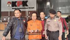 Mantan Sekretaris Jenderal MPR RI Ma'ruf Cahyono (kedua kiri) berjalan menuju mobil tahanan setelah menjalani pemeriksaan di Gedung Merah Putih KPK, Jakarta, Kamis (9/7/2026). (Foto: Antara/Rio Feisal)