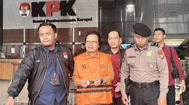 Mantan Sekretaris Jenderal MPR RI Ma'ruf Cahyono (kedua kiri) berjalan menuju mobil tahanan setelah menjalani pemeriksaan di Gedung Merah Putih KPK, Jakarta, Kamis (9/7/2026). (Foto: Antara/Rio Feisal)