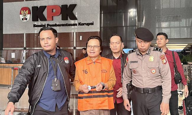 Mantan Sekretaris Jenderal MPR RI Ma'ruf Cahyono (kedua kiri) berjalan menuju mobil tahanan setelah menjalani pemeriksaan di Gedung Merah Putih KPK, Jakarta, Kamis (9/7/2026). (Foto: Antara/Rio Feisal)