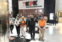 Bupati Lombok Barat Lalu Ahmad Zaini (kedua kanan) berjalan menuju mobil tahanan seusai ditetapkan sebagai salah satu tersangka kasus dugaan korupsi, di Gedung Merah Putih KPK, Jakarta, Selasa (21/7/2026). (Foto: Antara/Rio Feisal)

