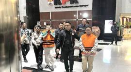 Bupati Lombok Barat Lalu Ahmad Zaini (kedua kanan) berjalan menuju mobil tahanan seusai ditetapkan sebagai salah satu tersangka kasus dugaan korupsi, di Gedung Merah Putih KPK, Jakarta, Selasa (21/7/2026). (Foto: Antara/Rio Feisal)
