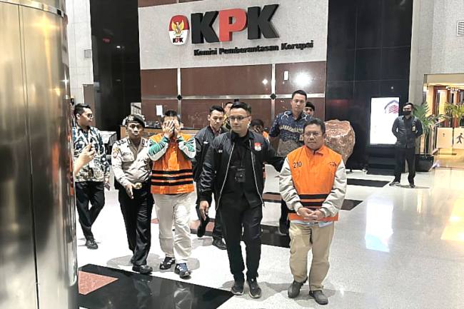 Bupati Lombok Barat Lalu Ahmad Zaini (kedua kanan) berjalan menuju mobil tahanan seusai ditetapkan sebagai salah satu tersangka kasus dugaan korupsi, di Gedung Merah Putih KPK, Jakarta, Selasa (21/7/2026). (Foto: Antara/Rio Feisal)
