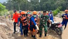 Jasad Aiptu Sumariyanto saat dievakuasi dari DAS Katingan Desa Rantau Asem, Minggu (5/7/2026). (Foto: Basarnas)