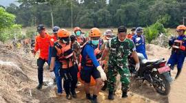 Jasad Aiptu Sumariyanto saat dievakuasi dari DAS Katingan Desa Rantau Asem, Minggu (5/7/2026). (Foto: Basarnas)
