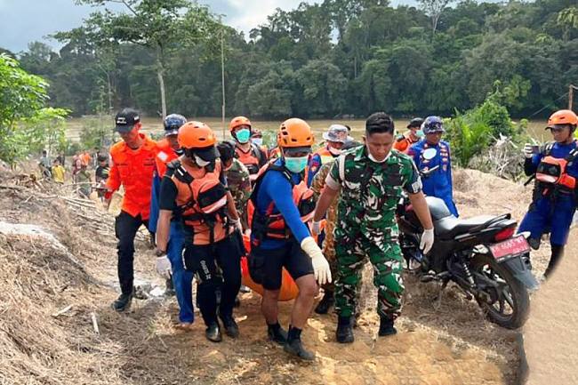 Jasad Aiptu Sumariyanto saat dievakuasi dari DAS Katingan Desa Rantau Asem, Minggu (5/7/2026). (Foto: Basarnas)
