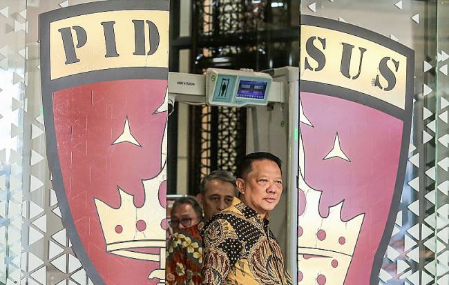 Jaksa Agung Muda Tindak Pidana Khusus (Jampidsus) Kejaksaan Agung Febrie Adriansyah keluar dari ruangan untuk menyampaikan konferensi pers di Kejaksaan Agung, Jakarta, Jumat (10/7/2026). (Foto: Antara/Asprilla Dwi A)