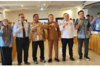 Bupati Tanah Bumbu Andi Rudi Latif yang diwakili Pelaksana Tugas (Plt) Komisaris PT Air Minum Bersujud sekaligus Asisten Perekonomian dan Pembangunan Setda Tanah Bumbu, Eryanto Rais bersama Pelaksana Tugas Direktur PT Air Minum Bersujud, Dwi Raharjo, juga didukung Ketua Yayasan Pendidikan Perpamsi Ir HM Muslih serta instruktur lain dalam kegiatan pelatihan. (Foto: Dok. PT Air Minum Bersujud).