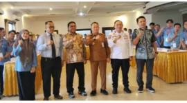 Bupati Tanah Bumbu Andi Rudi Latif yang diwakili Pelaksana Tugas (Plt) Komisaris PT Air Minum Bersujud sekaligus Asisten Perekonomian dan Pembangunan Setda Tanah Bumbu, Eryanto Rais bersama Pelaksana Tugas Direktur PT Air Minum Bersujud, Dwi Raharjo, juga didukung Ketua Yayasan Pendidikan Perpamsi Ir HM Muslih serta instruktur lain dalam kegiatan pelatihan. (Foto: Dok. PT Air Minum Bersujud).