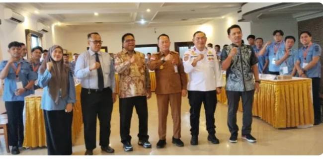 Bupati Tanah Bumbu Andi Rudi Latif yang diwakili Pelaksana Tugas (Plt) Komisaris PT Air Minum Bersujud sekaligus Asisten Perekonomian dan Pembangunan Setda Tanah Bumbu, Eryanto Rais bersama Pelaksana Tugas Direktur PT Air Minum Bersujud, Dwi Raharjo, juga didukung Ketua Yayasan Pendidikan Perpamsi Ir HM Muslih serta instruktur lain dalam kegiatan pelatihan. (Foto: Dok. PT Air Minum Bersujud).
