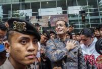 Terdakwa kasus dugaan korupsi pengadaan Chromebook di lingkungan Kemendikbudristek, Nadiem Anwar Makarim (tengah) meninggalkan Pengadilan Tipikor bersama istrinya, Franka Franklin (kanan) usai sidang putusan di Pengadilan Tipikor, Jakarta, Selasa (30/6/2026). (Foto: Antara/Salma Talita)

