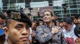 Terdakwa kasus dugaan korupsi pengadaan Chromebook di lingkungan Kemendikbudristek, Nadiem Anwar Makarim (tengah) meninggalkan Pengadilan Tipikor bersama istrinya, Franka Franklin (kanan) usai sidang putusan di Pengadilan Tipikor, Jakarta, Selasa (30/6/2026). (Foto: Antara/Salma Talita)
