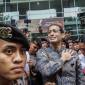 Terdakwa kasus dugaan korupsi pengadaan Chromebook di lingkungan Kemendikbudristek, Nadiem Anwar Makarim (tengah) meninggalkan Pengadilan Tipikor bersama istrinya, Franka Franklin (kanan) usai sidang putusan di Pengadilan Tipikor, Jakarta, Selasa (30/6/2026). (Foto: Antara/Salma Talita)
