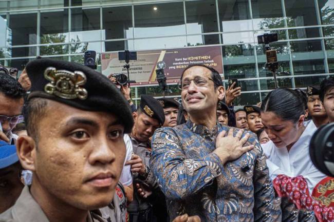 Terdakwa kasus dugaan korupsi pengadaan Chromebook di lingkungan Kemendikbudristek, Nadiem Anwar Makarim (tengah) meninggalkan Pengadilan Tipikor bersama istrinya, Franka Franklin (kanan) usai sidang putusan di Pengadilan Tipikor, Jakarta, Selasa (30/6/2026). (Foto: Antara/Salma Talita)
