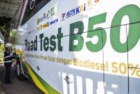 Petugas mengisi bahan bakar biodiesel 50 persen (B50) ke bus di Stasiun Blending dan Pengisian Bahan Bakar Uji Jalan B50, Lembang, Bandung Barat, Jawa Barat, Minggu (7/6/2026). (Foto: Antara/Abdan Syakura)