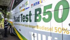 Petugas mengisi bahan bakar biodiesel 50 persen (B50) ke bus di Stasiun Blending dan Pengisian Bahan Bakar Uji Jalan B50, Lembang, Bandung Barat, Jawa Barat, Minggu (7/6/2026). (Foto: Antara/Abdan Syakura)