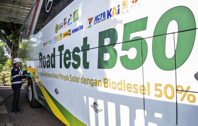 Petugas mengisi bahan bakar biodiesel 50 persen (B50) ke bus di Stasiun Blending dan Pengisian Bahan Bakar Uji Jalan B50, Lembang, Bandung Barat, Jawa Barat, Minggu (7/6/2026). (Foto: Antara/Abdan Syakura)