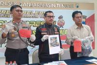 Kasat Reskrim Polresta Banjarmasin, Kompol Eru Alsepa didampingi Kapolsek Banjarmasin Tengah AKP Haris W dan Kasi Humas Polresta Banjarmasin Ipda Adi Harry.