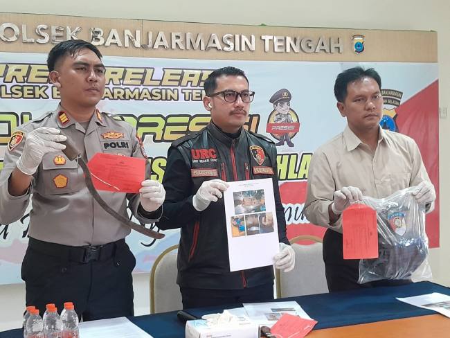 Kasat Reskrim Polresta Banjarmasin, Kompol Eru Alsepa didampingi Kapolsek Banjarmasin Tengah AKP Haris W dan Kasi Humas Polresta Banjarmasin Ipda Adi Harry.