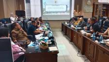 apat dengar pendapat dengan PT PLN UID Kalselteng, Kamis (2/7/2026) (SuarIndonesia/HM)