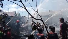 Rumah nenek Siti Hawa (60)m berkobar dan api merambat ke empat hunian lainnya di Jalan Alalak Tengah RT 04 RW 01 Gang Karya Mulia Banjarmasim Utara, Senin (6/7/2026) (SuarIndonesia/DO)