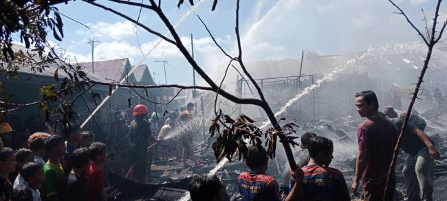 Rumah nenek Siti Hawa (60)m berkobar dan api merambat ke empat hunian lainnya di Jalan Alalak Tengah RT 04 RW 01 Gang Karya Mulia Banjarmasim Utara, Senin (6/7/2026) (SuarIndonesia/DO)