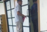 Terdakwa Syarifuddin Buny ((berkacamata) masuki ruangan persidnaan di Pengadilan Tipikor Banjarmasin, Selasa (7.7.2026) SuarIndonesia/ZI)
