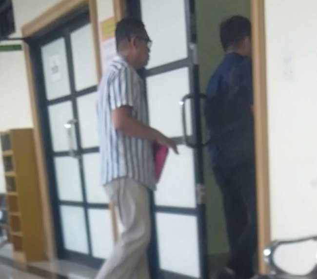 Terdakwa Syarifuddin Buny ((berkacamata) masuki ruangan persidnaan di Pengadilan Tipikor Banjarmasin, Selasa (7.7.2026) SuarIndonesia/ZI)
