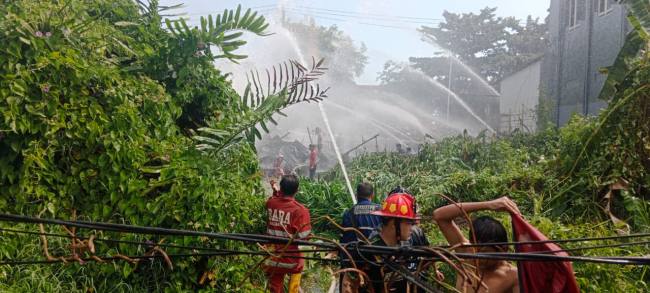 Suara ledakan dan Kobaran api gegerkan di Jalan Lingkar Selatan Banjarmasin Selatan, Kamis (9/7/2026) (SuarIndonesia/DO)