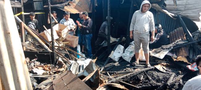 Sejumlah toko di kawasan Pasar Lima Blok Besi/ Pasar Baru Banjarmasin Tengah, hangus akibat diamuk api, Jum'at (10/7/2026) dinihari (SuarIndonesia/DO)