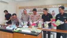 Petugas berhasil mengamankan tiga terduga pelaku beserta barang bukti narkotika dalam jumlah besar